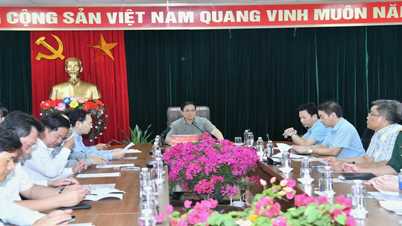 El primer ministro Pham Minh Chinh inspecciona la autopista Can Tho-Ca Mau a través de la provincia de Hau Giang. Foto 3