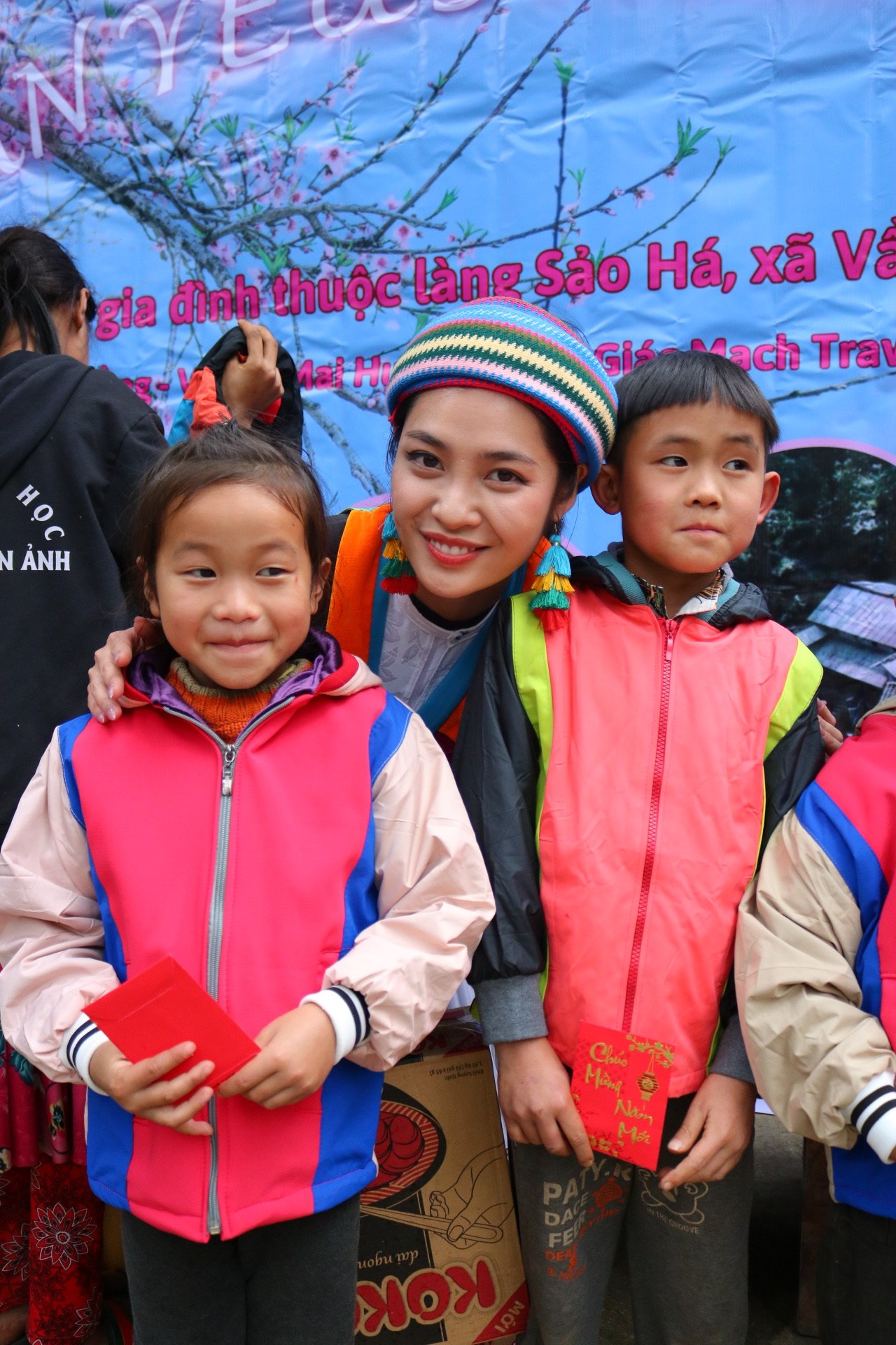 Nông Thúy Hằng đến thăm người dân Sảo Há, nơi quay bộ phim "Tết ở làng Địa Ngục"- Ảnh 4.