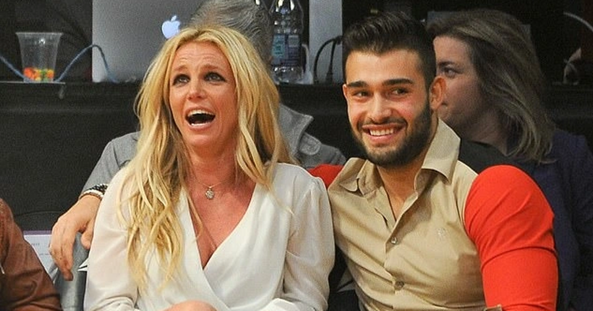 Britney holds divorce party: Semi-nude and lets men kiss her feet