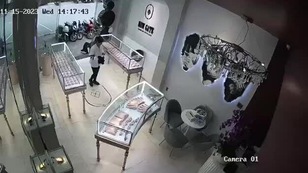 Nữ tài xế lái xe vào cửa hàng khiến bảo vệ trọng thương