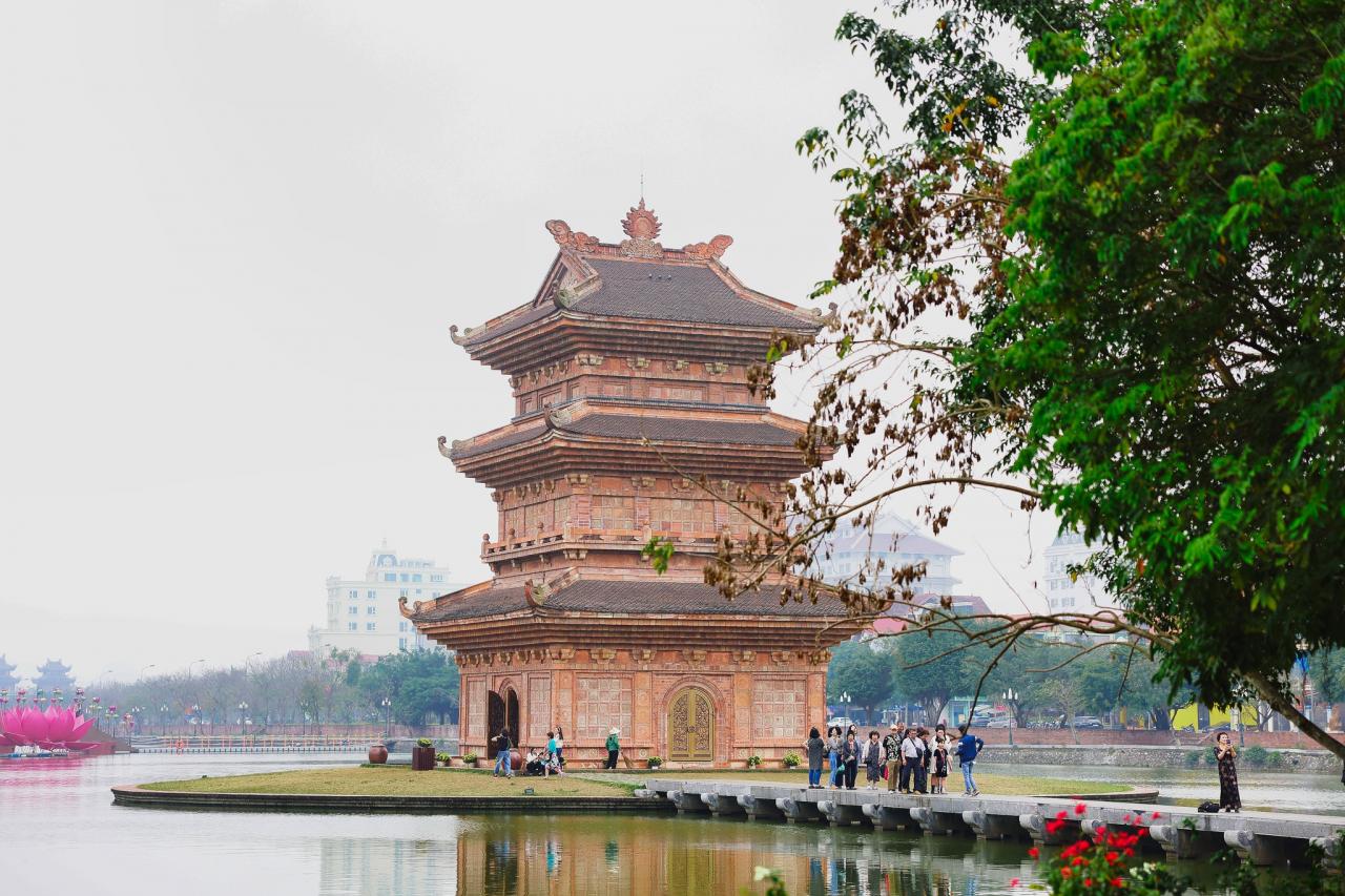 La Torre Tu An se alza en medio del lago Ky Lan. Foto: Nguyen Manh