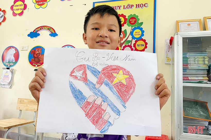 Estudiantes del distrito montañoso de Ha Tinh dibujan un dibujo 