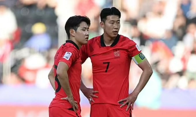 Lee Kang-in (left) and Son Heung-min before a free kick for South Korea at the 2023 Asian Cup in Qatar in January 2024. Photo: Xinhua