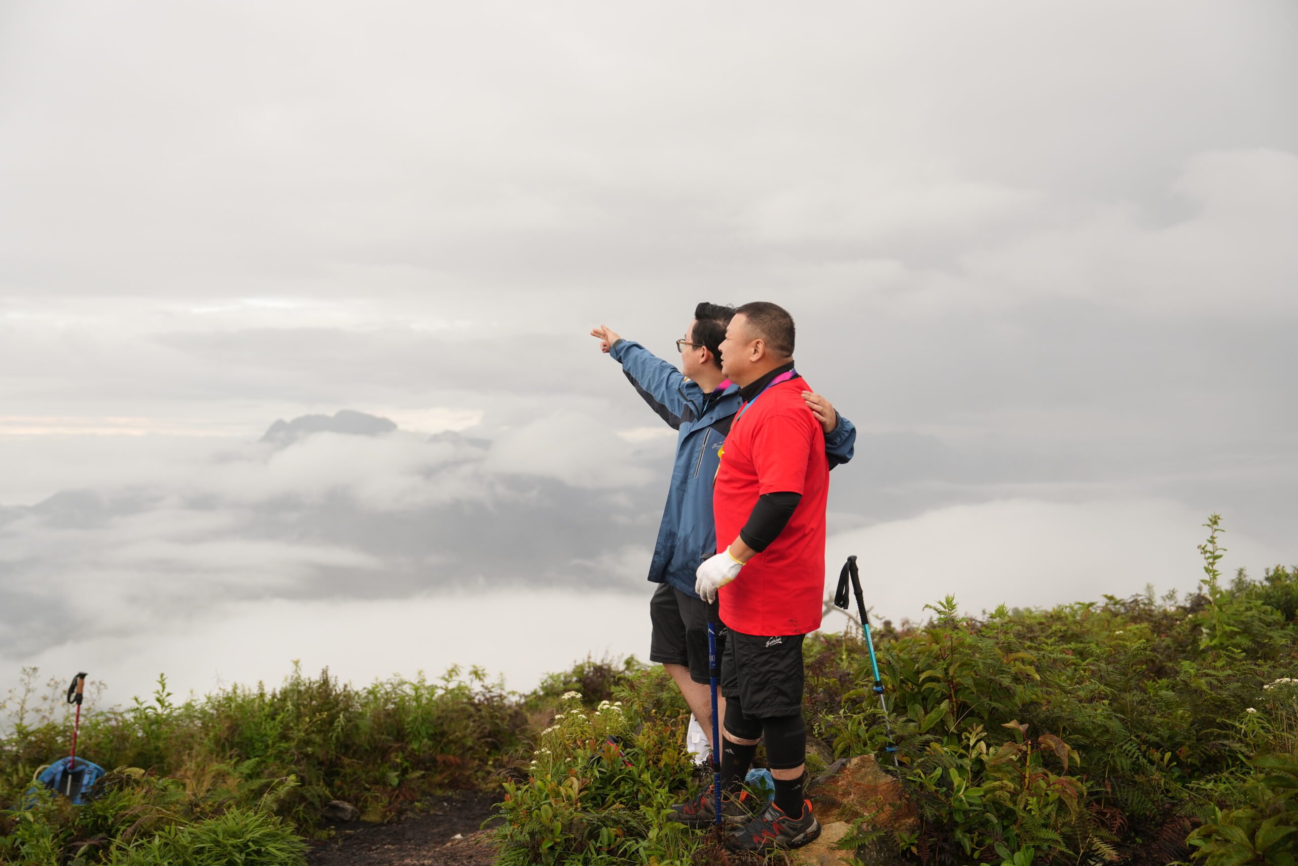 Debout avec mon père au sommet de la montagne Lao Than, à 2862 m d'altitude - le toit du Y Ty. Je veux conquérir encore beaucoup de sommets dans ma vie.