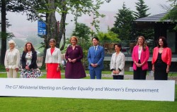 ‘Awkward’ photo reflects persistent inequality in Japan