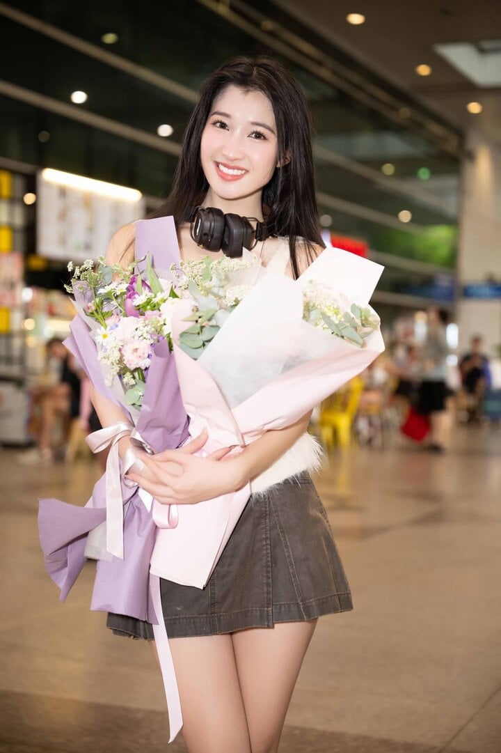 La subcampeona, Phuong Nhi, está radiante, regresando a casa después de su viaje al certamen Miss Internacional 2023.