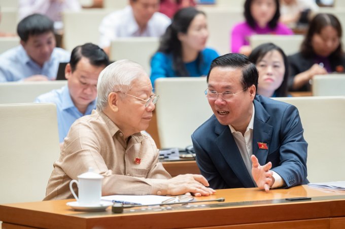 Le secrétaire général Nguyen Phu Trong (couverture gauche) et le président Vo Van Thuong assistent à une séance de discussion sur les questions socio-économiques à l'Assemblée nationale le matin du 1er novembre. Photo : Médias de l'Assemblée nationale