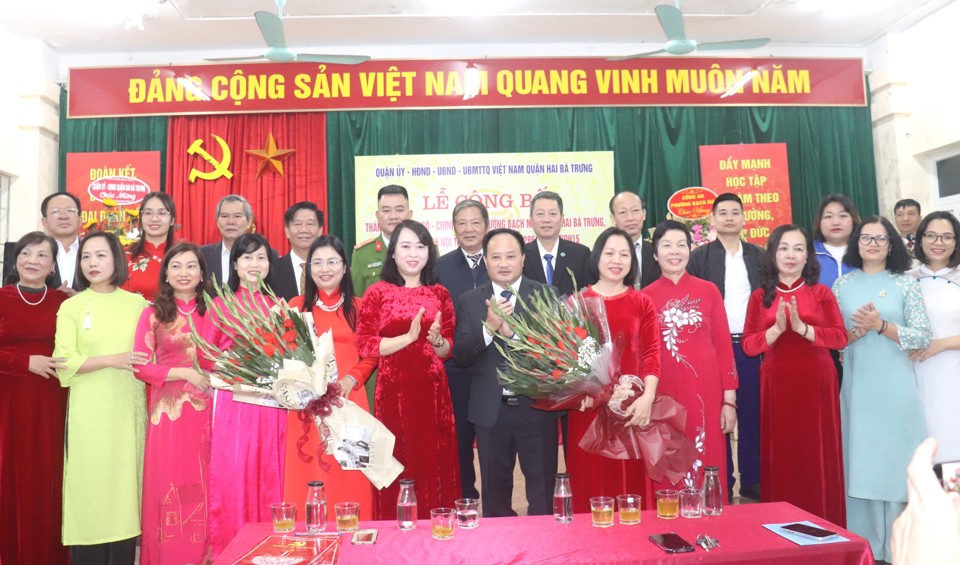 Leaders of Hai Ba Trung District presented flowers to congratulate the Party Committee and government of Bach Mai ward.