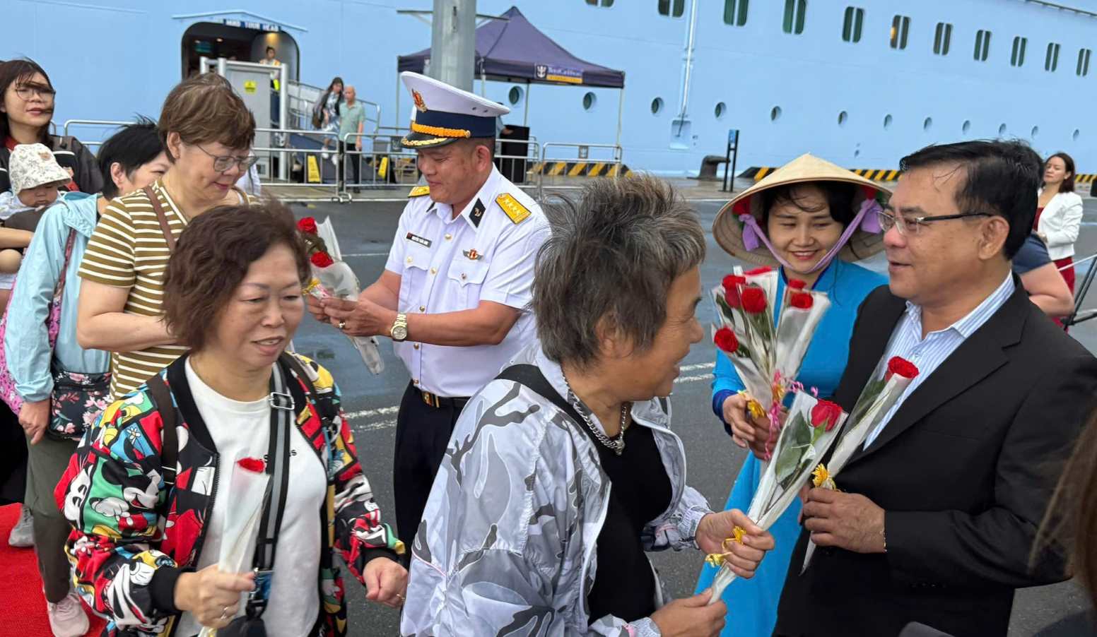 Por primera vez, el Puerto Internacional de Cam Ranh recibió a casi 4.800 turistas de cruceros. Foto: Nguyen Phat