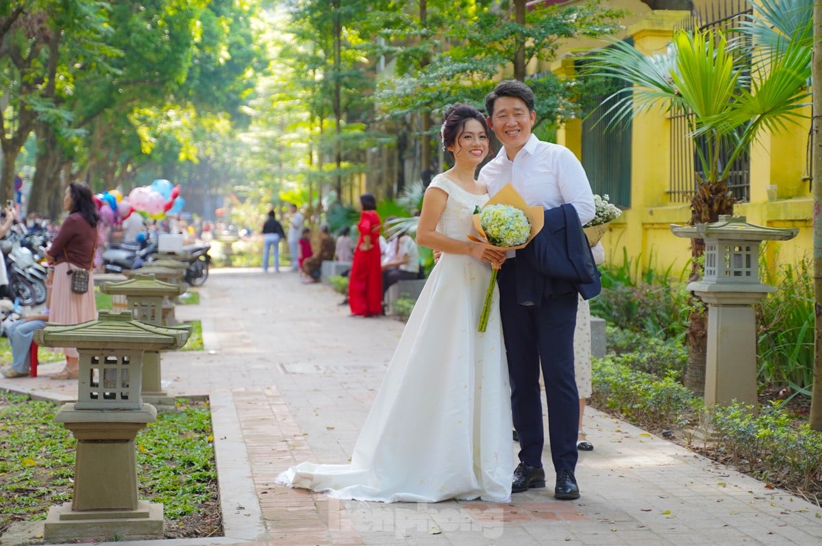 El otoño llama a la puerta, las musas se apresuran a registrarse en las calles de Hanoi foto 7