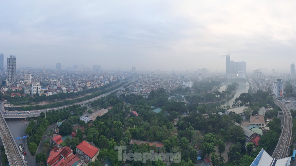 Der Himmel in Hanoi ist aufgrund der Umweltverschmutzung dunstig, an manchen Orten ist die Luft schlecht, Foto 6