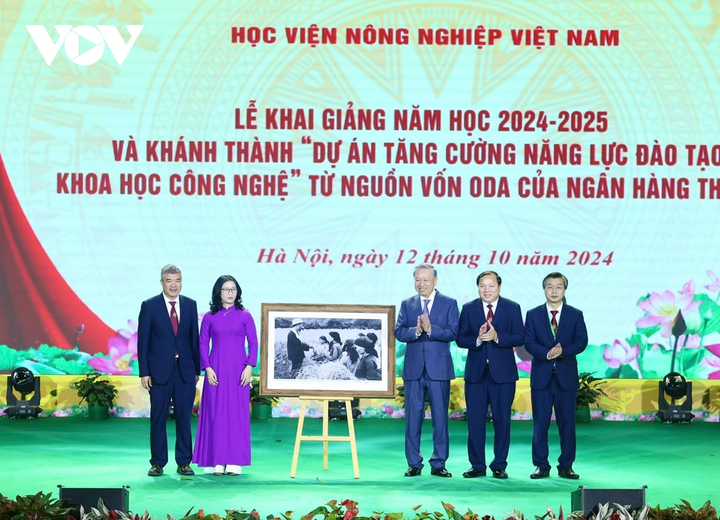 General Secretary and President To Lam attended and delivered a speech at the opening ceremony of the new school year 2024-2025 of the Vietnam National Academy of Agriculture and the inauguration of the Project to enhance science and technology training capacity.