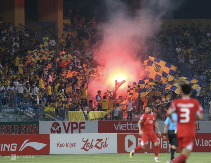 Los fanáticos de SLNA encendieron bengalas en la tribuna B del estadio Hang Day cuando Viettel venció a SLNA por 3-0 en la décima ronda de la V-League 2023. Foto: Hieu Luong