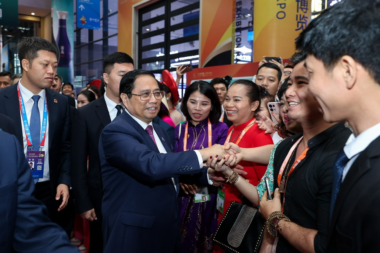 El Primer Ministro inaugura el pabellón de Vietnam en una feria en China