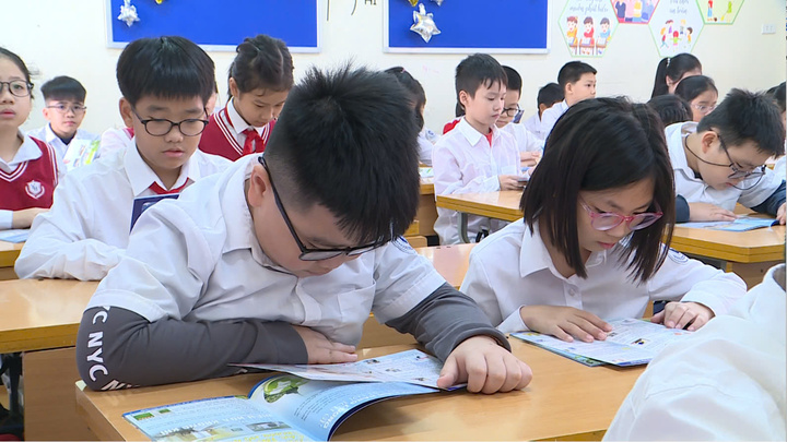 生徒たちは電気の安全な使い方や火災予防について熱心に学んでいます。