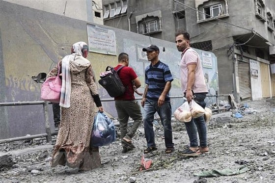 Los palestinos huyen de sus hogares en la Franja de Gaza el 9 de octubre de 2023, después de que se intensificara el conflicto entre Hamás e Israel.
