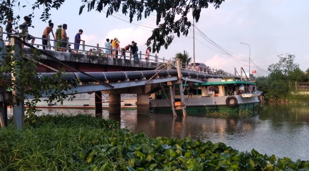Sà lan chở đá làm lìa hai nhịp cầu ở Cần Thơ: Xe buýt số 10 tạm ngưng hoạt động- Ảnh 1.