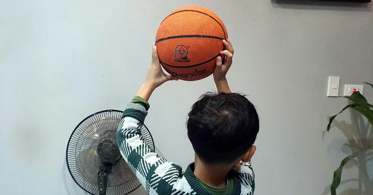 Registering her child for basketball lessons, a mother in Hanoi lost more than 1 billion VND