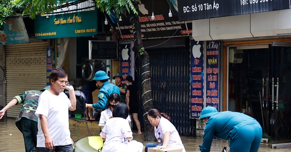 Nhân viên y tế đi thuyền vào chữa bệnh cho dân