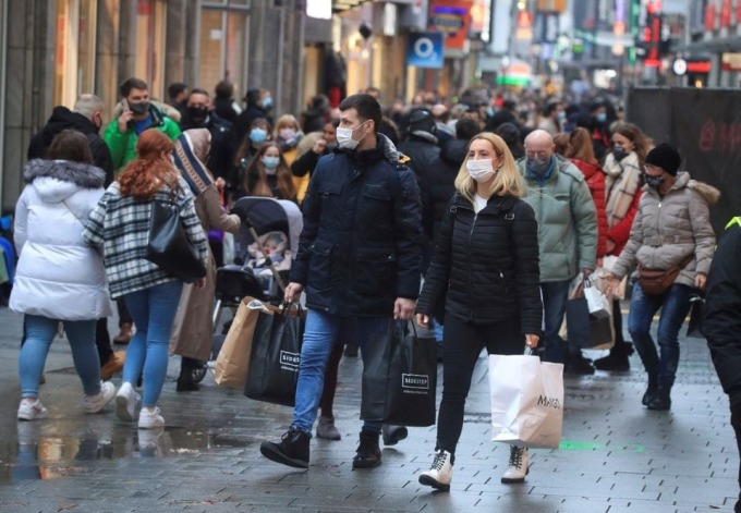 Người dân đi lại trên đường phố Cologne (Đức). Ảnh: Reuters