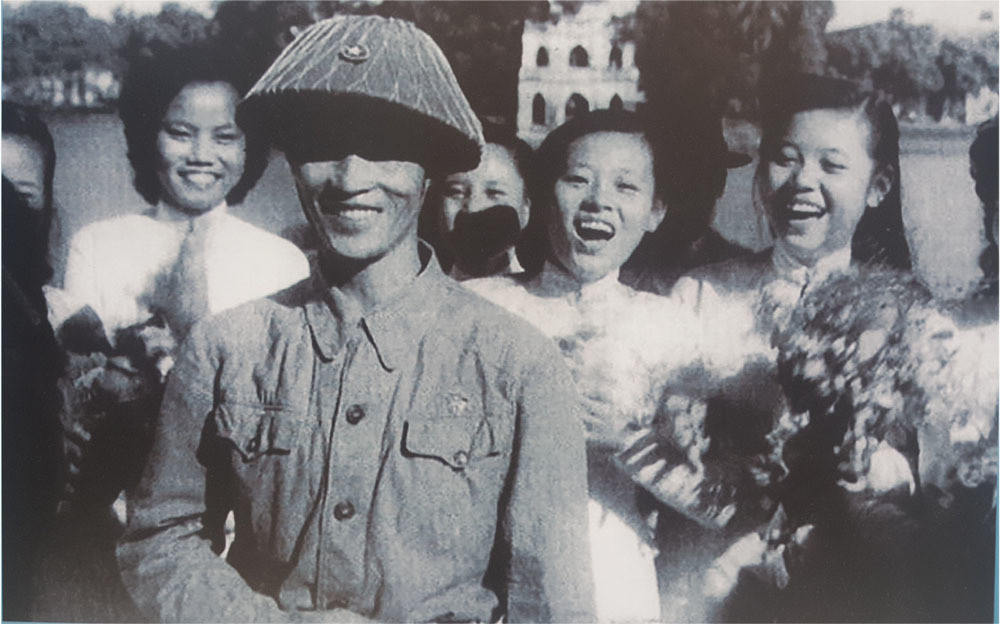 Baile de flores en Hanoi el Día de la Liberación 1.jpg