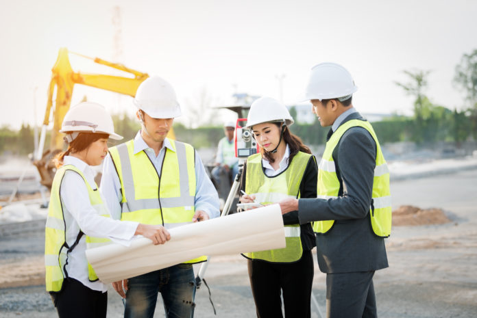 Los obreros de la construcción trabajan en la obra.