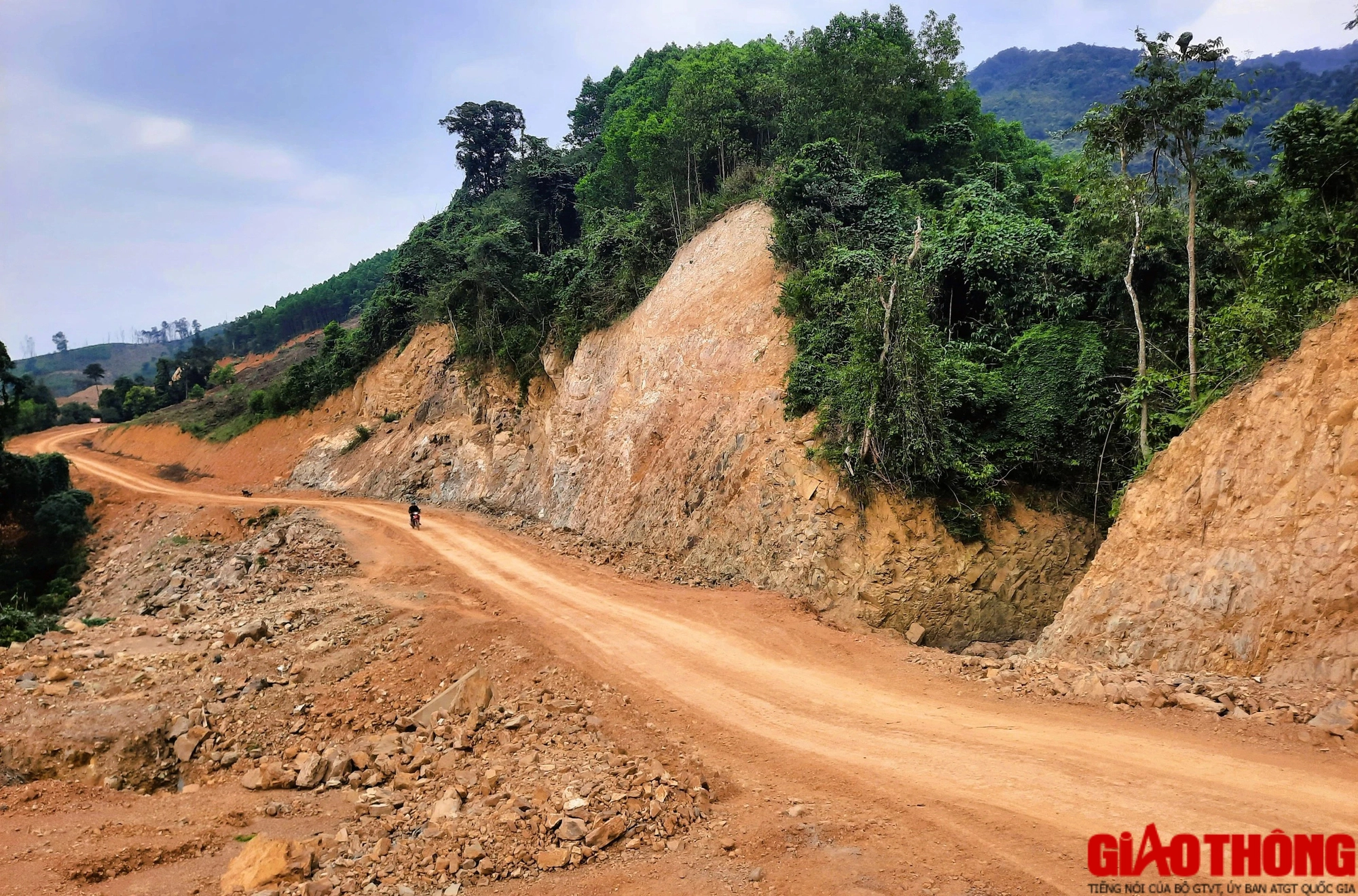 Tuyến nối 2 nhánh đường Hồ Chí Minh ở Quảng Trị đang thi công thế nào?- Ảnh 1.