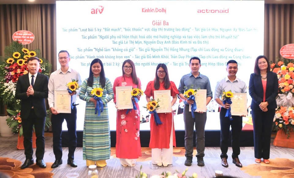 El profesor asociado Dr. Nguyen Thanh Loi, editor jefe del periódico Economic and Urban, y la Sra. Hoang Phuong Thao, representante principal de ActionAid International en Vietnam, entregaron los premios a los ganadores del concurso 