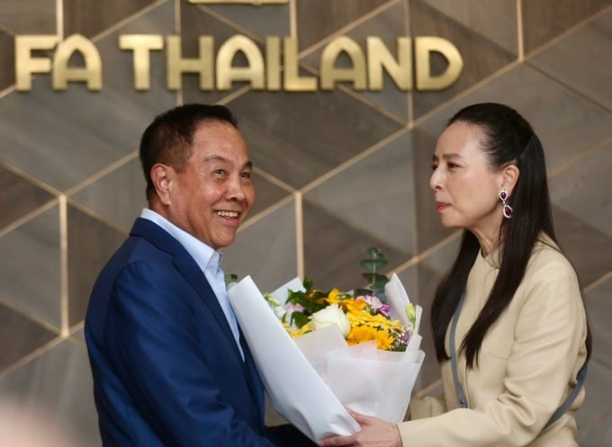 Former President Somyot (left) presented flowers and congratulated Madam Pang - his successor - as the leader of Thai football. Photo: FAT