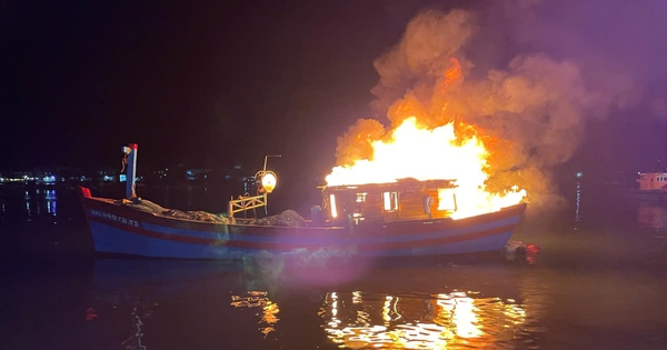 Un barco pesquero anclado en el puerto se incendió de repente