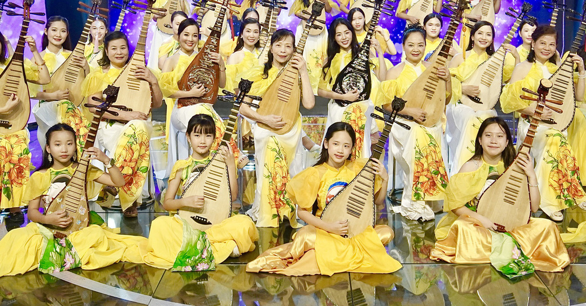 Teachers' Day, listen to the song Chalk Dust performed with 40 pipa instruments