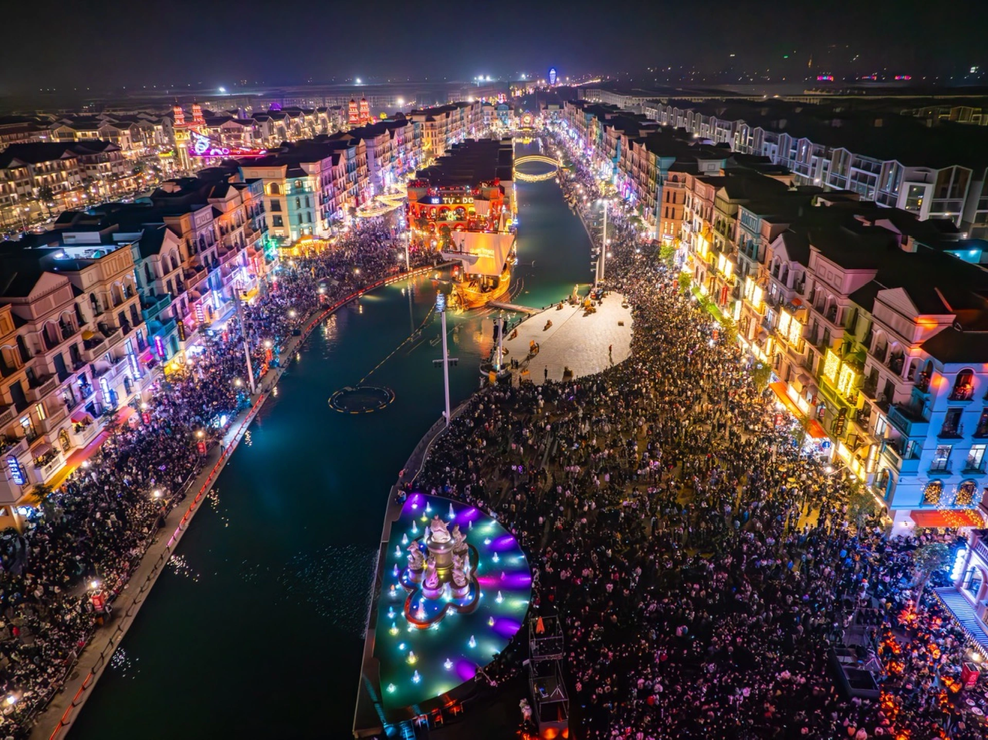 Im ganzen Land gehen Menschen auf die Straße, um Silvester zu feiern und das neue Jahr 2024 zu begrüßen