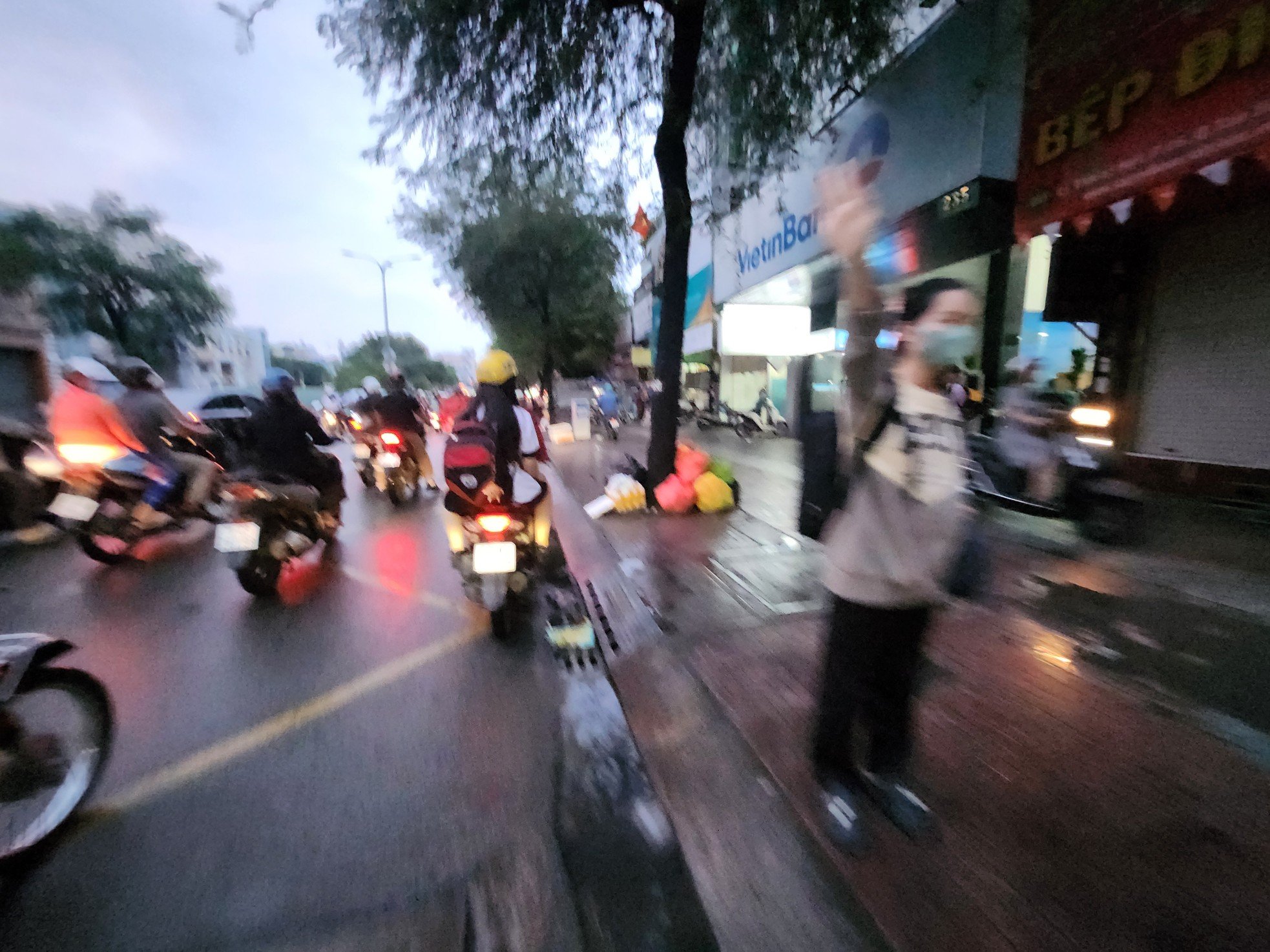 Los residentes de la ciudad de Ho Chi Minh luchan por encontrar el camino a casa después de las fuertes lluvias. Foto 6