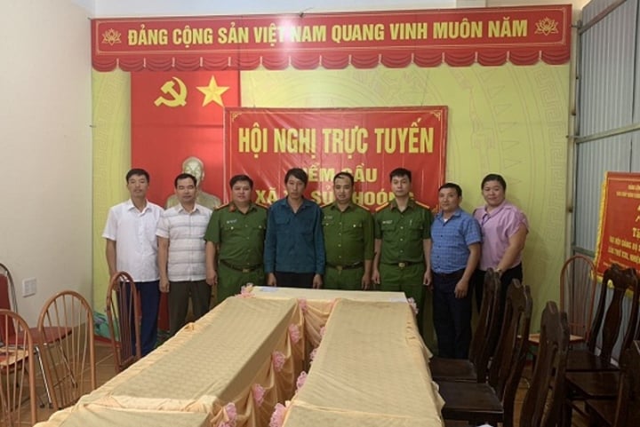 Des représentants de la police du district et des agences fonctionnelles ont rendu visite aux victimes Ly Van Nghiep et au major Do Quang Tan et leur ont offert des cadeaux.