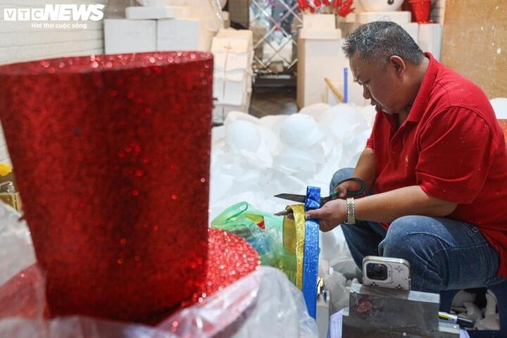 M. Tuan a déclaré que pour les bonhommes de neige en mousse mesurant 2 à 3 m, il lui faut environ 2 à 3 jours pour les terminer, et pour les bonhommes de neige mesurant 60 cm ou moins, il lui faut environ 3 heures.