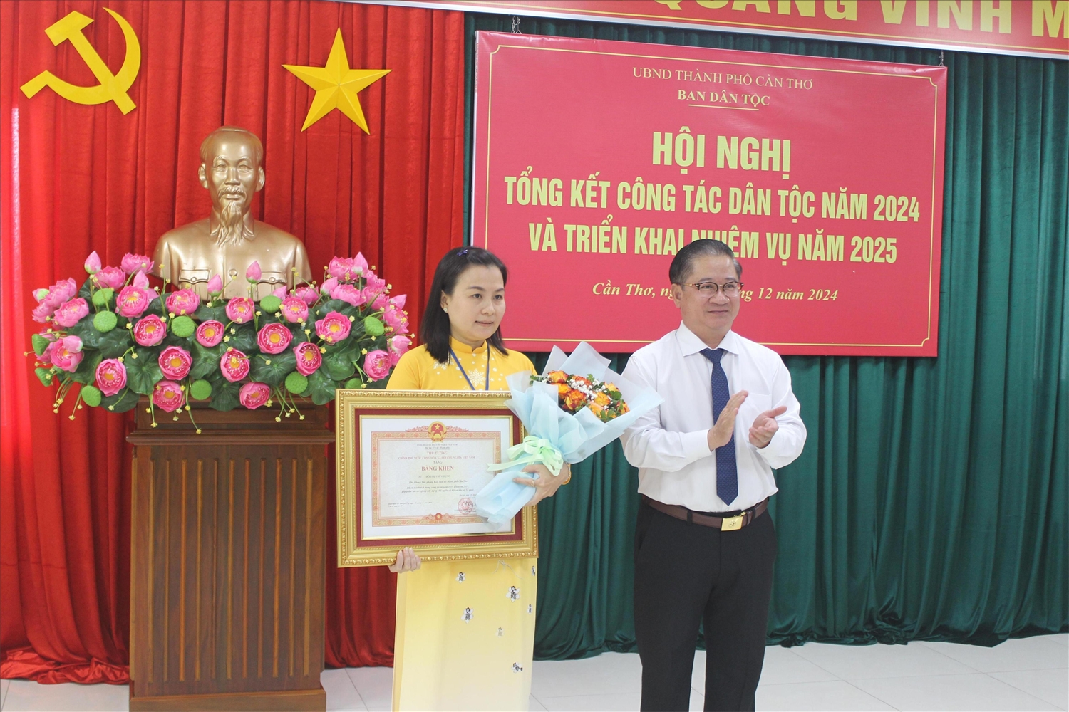 Ông Trần Việt Trường, Phó Bí thư Thành uỷ, Chủ tịch UBND TP Cần Thơ, trao Bằng khen của Thủ tướng Chính phủ cho bà Đỗ Thị Thùy Dung, Phó Chánh Văn phòng Ban Dân tộc thành phố