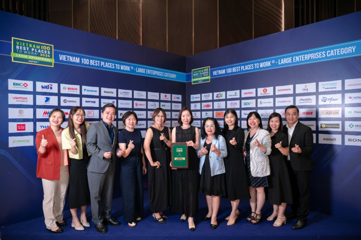La Sra. Milly Cheng, directora general de Coca-Cola Vietnam, y representantes de la empresa recibieron el premio 