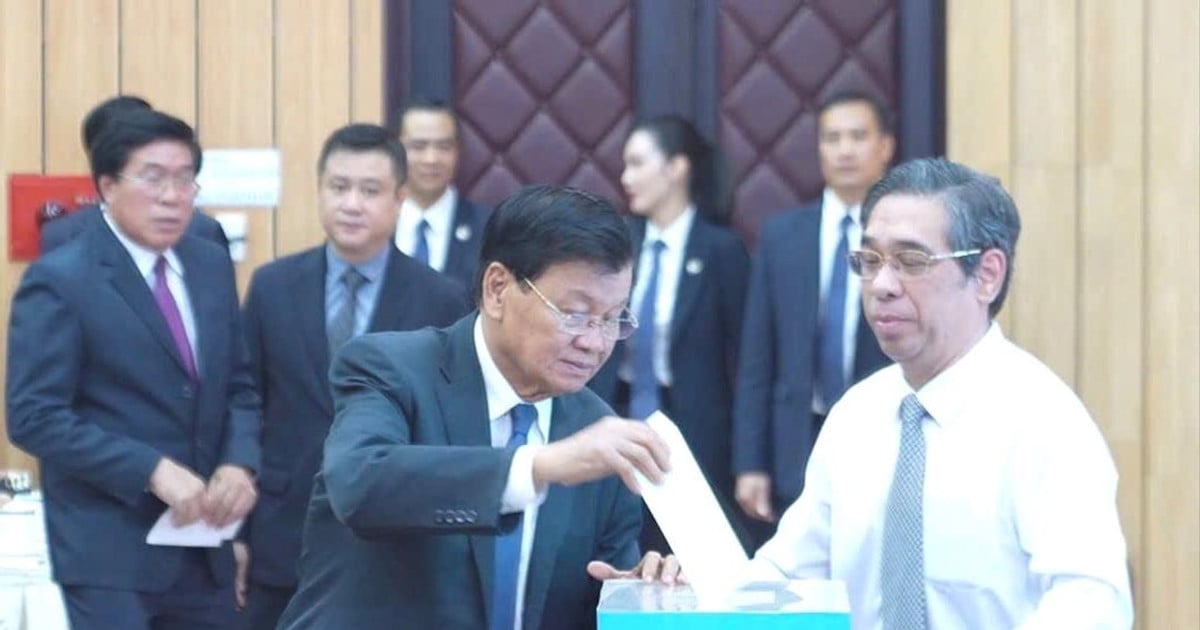 Le secrétaire général et président du Laos assiste à une cérémonie de lancement pour soutenir le peuple vietnamien touché par les catastrophes naturelles