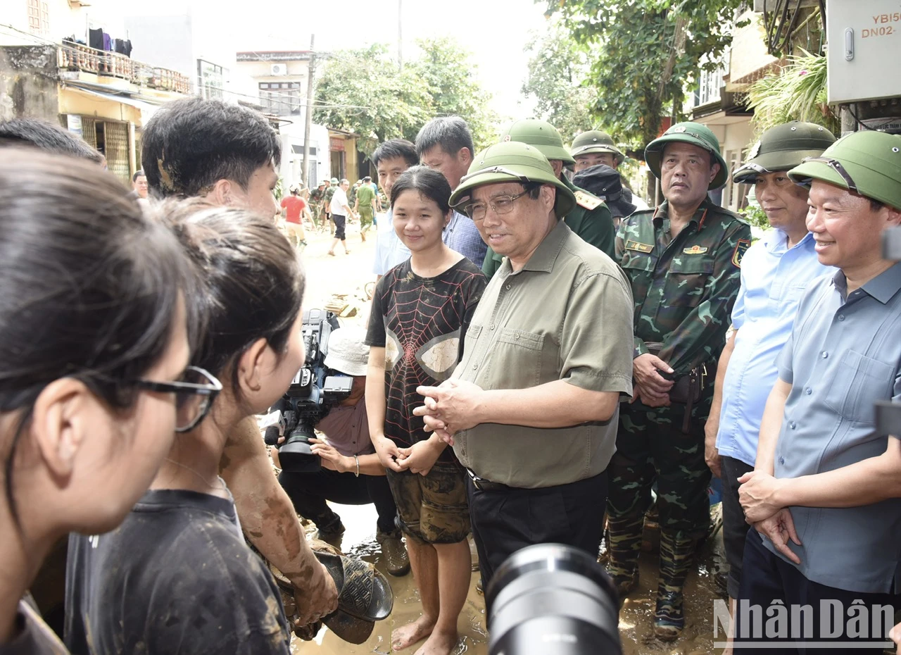 [Foto] Premierminister inspiziert Hochwassersanierung in Yen Bai Foto 1