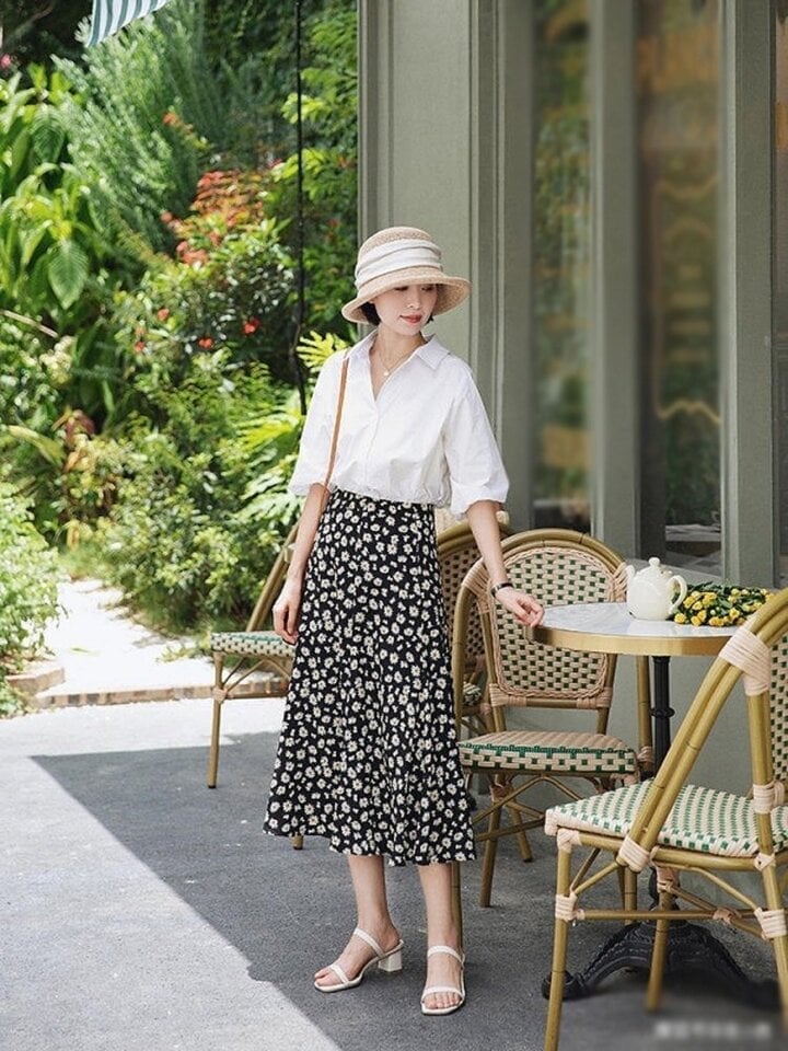 Les jupes fleuries apportent toujours une beauté douce et fragile aux femmes. N'oubliez pas de mélanger des jupes fleuries avec des sandales à fines brides pour un look plus stylé et élégant en été.