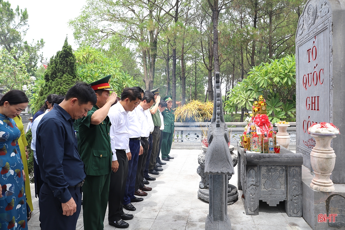 ผู้นำหมู่บ้านฮาติญจุดธูปเทียนที่สุสาน Truong Son และ Road 9