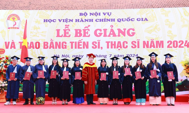 Học viện Hành chính Quốc gia trao bằng cho 17 Tiến sĩ Quản lý công ảnh 3