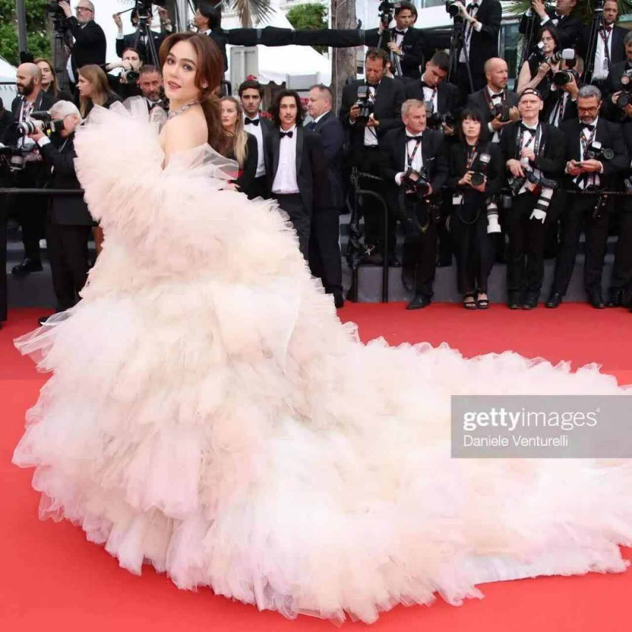 LHP Cannes ngày 2: Rosé (BlackPink) khác lạ, dàn sao hở bạo trên thảm đỏ 3