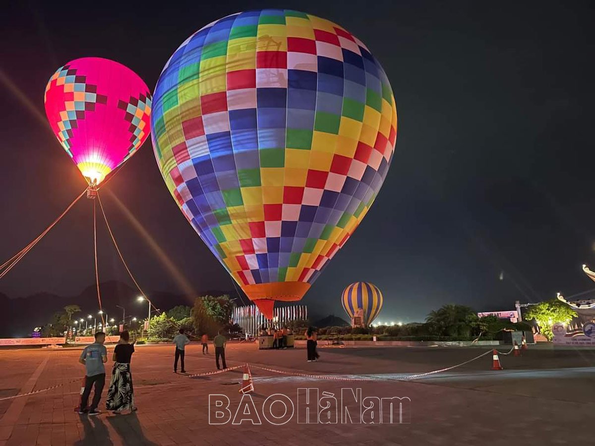 Thousands of people participated in hot air balloon flying experience activities during Ha Nam Culture and Tourism Week 2023