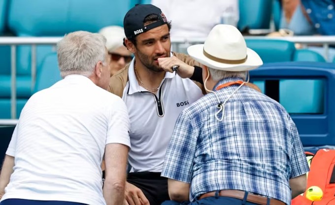 Berrettini được chăm sóc vài phút, trước khi tiếp tục thi đấu. Tay vợt Italy 27 tuổi, cao 1m96 nặng 95kg. Ảnh: ESPN