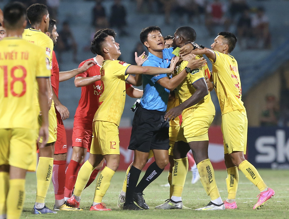 Viettel almost lost to Thanh Hoa in the 'card storm' in V-League