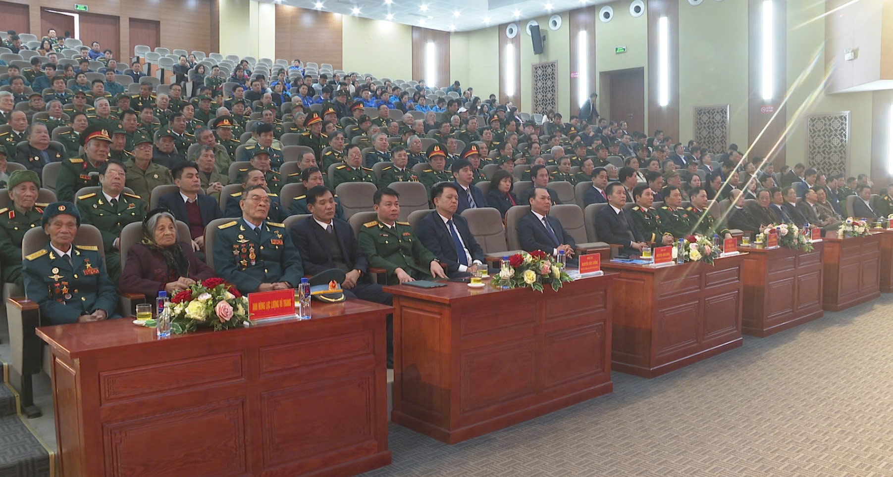 Dong Anh : Célébration du 80e anniversaire de la fondation de l'Armée populaire du Vietnam et du 35e anniversaire de la Journée de la défense nationale