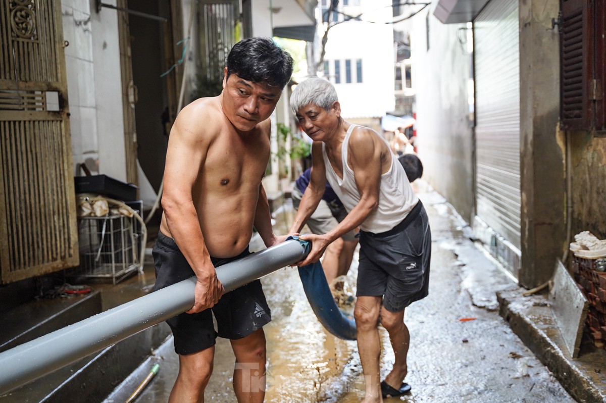 La gente a lo largo del río Rojo limpia sus casas mientras el agua retrocede, foto 2