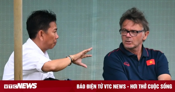 El Sr. Troussier asesora al entrenador Hoang Anh Tuan sobre la lista de jugadores sub-23 de Vietnam.