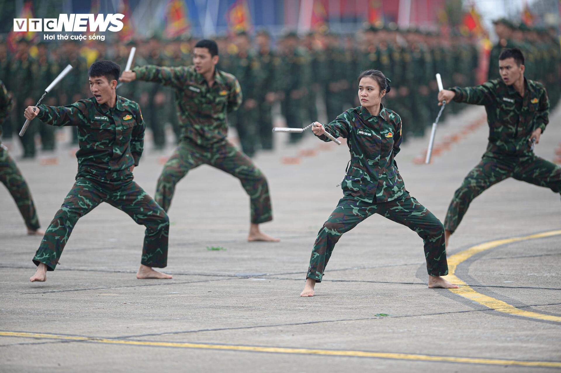 Mãn nhãn xem lính đặc công dùng cổ uốn cong thanh sắt - 8